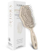 Cepillo desenredante Fiora Naturals deslizándose suave para cabello sin tirones.