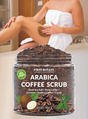 Aplicación en el rostro con exfoliante de café orgánico para renovación de la piel.