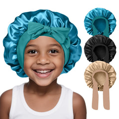 Gorro de satén FIRSTPELLA para niños en azul pavo real, ayuda a mantener el cabello hidratado.