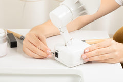 Floxite FL-615-2, uso versátil en escritorio o baño con luz estable.
