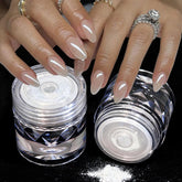 Polvo cromo lunar blanco de Fokostar para uñas con acabado perlado.