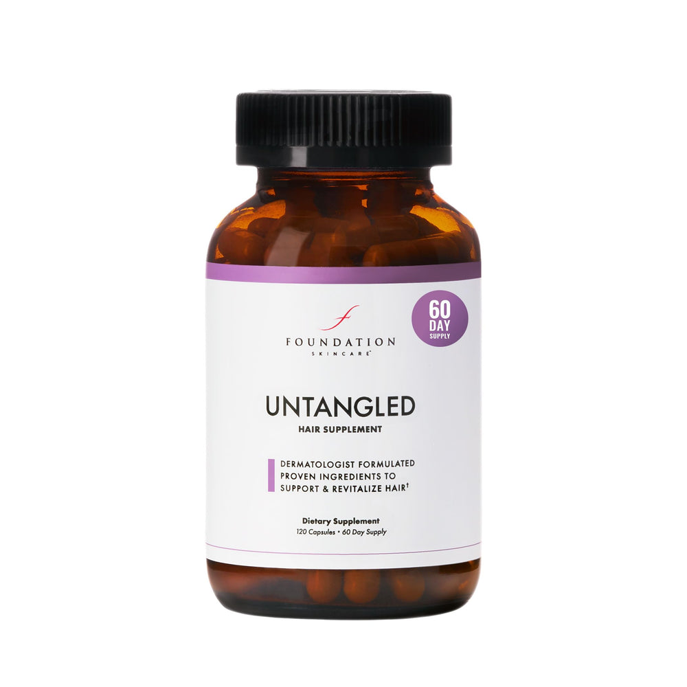Foundation Skincare Untangled: botella de vitaminas para el cabello que apoya crecimiento saludable.