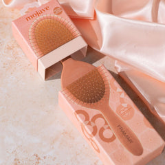 FRAMAR cepillo con diseño cow print, elegante y práctico para bolso.