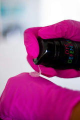 Uso con dedos para aplicar alrededor del cuello y orejas, manteniendo la piel limpia.