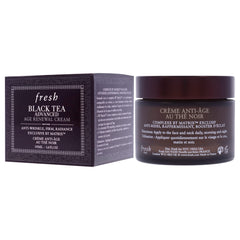 Envase de Fresh Black Tea Advanced Age Renewal Cream con diseño de lujo.