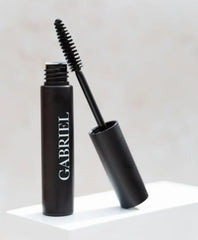 Gabriel Cosmetics Mascara Negro: resistencia al agua para miradas duraderas.