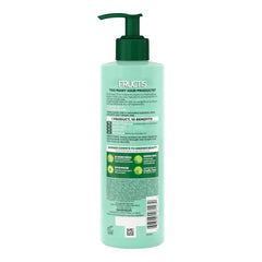 Aplicación de Garnier Fructis Pure Clean en cabello para desenredar y dar brillo