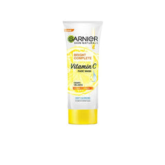 Garnier Limpiador facial iluminador: botella visible para una rutina diaria suave.