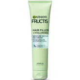 Garnier Fructis botella vertiendo para hidratación duradera en rizos.