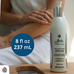Geir Ness Laila aplicación de crema en manos; sensación suave.
