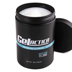 Peinado hacia atrás con Gelactica Rev320 ofrece fijación estable y brillo natural.