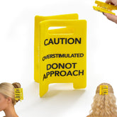 Pinza genérica para cabello con señal de precaución amarillo, ideal para expresar humor y practicidad