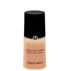 Giorgio Armani Luminous Silk Foundation en frasco, acabado satinado y tono Natural Beige 5-5