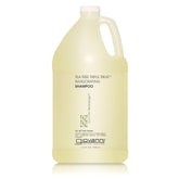 Giovanni Tea Tree Triple Treat Shampoo, botella visible, limpieza suave para el cuero cabelludo.