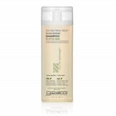 GIOVANNI Tea Tree Triple Treat Shampoo botella vertiendo para limpieza profunda y fresca