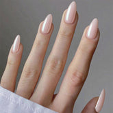 GLAMERMAID uñas postizas en forma de almendra media; tono piel claro y acabado brillante para uso diario.