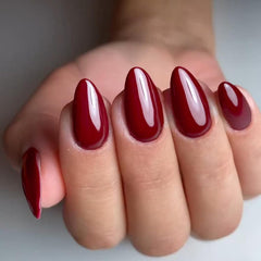 GLAMERMAID uñas postizas rojas oscuras en forma almendra corta para uso diario.
