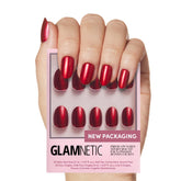 Glamnetic Cherry Glaze: caja de empaque elegante para almacenamiento práctico de uñas postizas.
