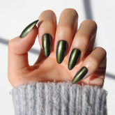 Glamnetic Cutie Pine: uñas almendra verde esmeralda con cromo perla brillante para fiestas.