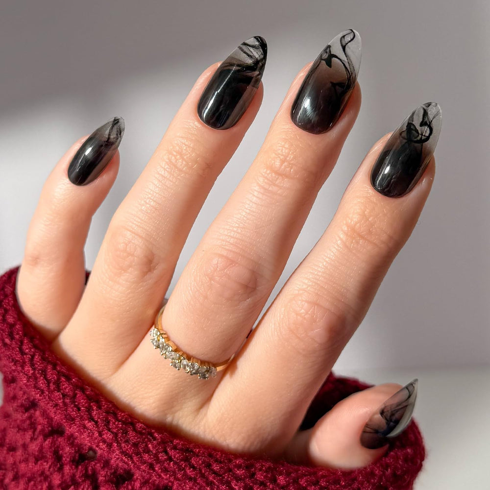 Uñas Glamnetic Dementor en forma de almendra media con gradiente oscuro para look sofisticado diario.