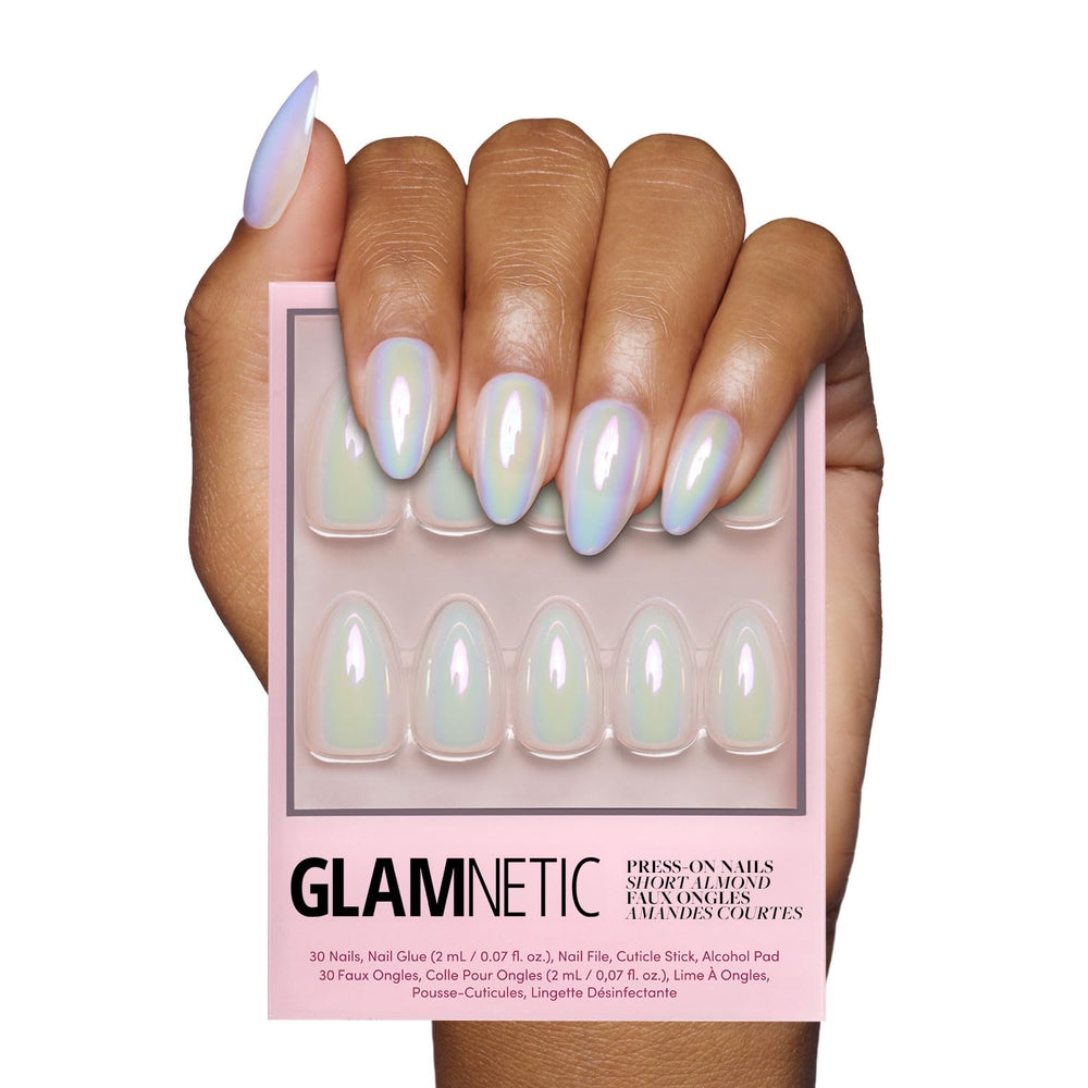 Glamnetic Entranced: uñas almendra blancas holográficas para un aspecto elegante y semi-transparente.