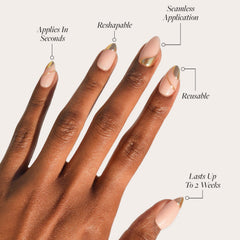 Uñas nude almendra con acabado brillante, estilo de salón.