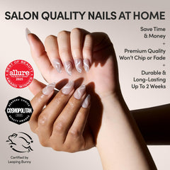 Uñas con efecto ojo de gato y acabado aterciopelado gris para look sofisticado