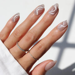 Glamnetic x Glamzilla Woo-Man uñas cortas en almendra gris con efecto ojo de gato