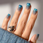 Glamnetic Lumos: puntas gradiente azul velvet con imán para look duradero.