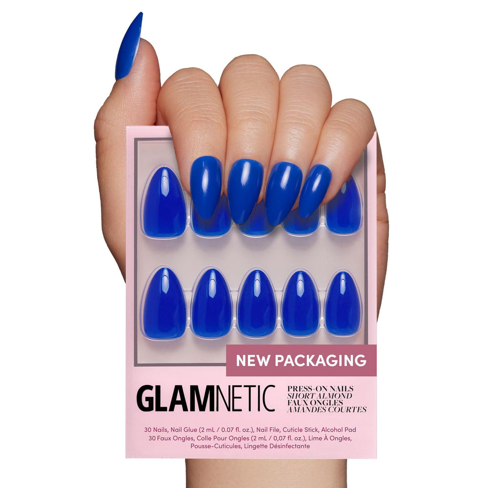 Glamnetic uña postiza en azul cobalto para un look duradero.