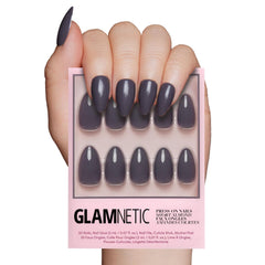 Glamnetic uñas postizas gris ceniza con forma almendra corta y acabado brillante.