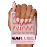 Glamnetic Mrs. Claus uñas postizas con Frances rojo y glaseado brillante, estilo festivo.