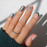 Glamnetic uñas postizas en verde terciopelo para un look festivo.
