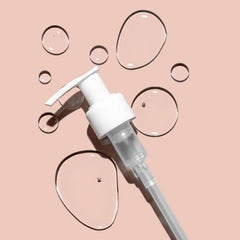Glo Skin Beauty Hydra-Bright AHA Cleanser en la mano: aplicación para uso diario con espuma ligera