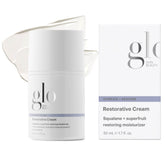 Glo Skin Beauty Restorative Cream muestra textura cremosa para hidratación profunda.