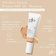 Aplicación con dedos de Glo Skin Beauty primer tintado para acabado ligero.