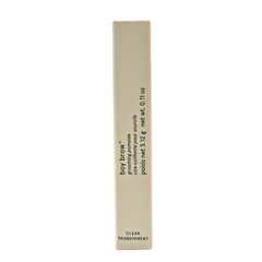 Application précise sur les sourcils pour un style naturel et tenu.
