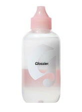 Glossier Milky Oil dans la bouteille-pompe démaquille en douceur les maquillages tenaces.