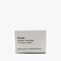 Application précise sur une imperfection avec Glossier G10 pour camoufler discrètement.