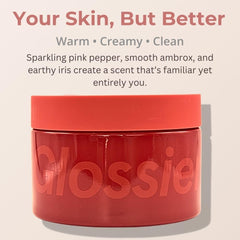 Aplicación suave de Glossier You Creme De You sobre la piel.