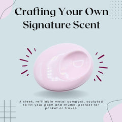 Abertura del compacto Glossier You Solid Perfume, acceso rápido al aroma suave.
