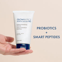 Glowbiotics nettoyant gel hydratant — application douce sur le visage.