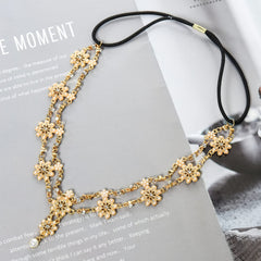 Gonioa diadema con colgante central, toque elegante.