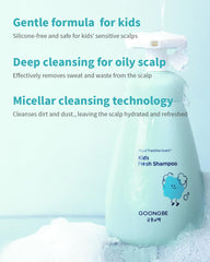 GOONGBE Kids Fresh Shampoo: niño lavando cabello durante el baño.