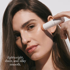 Goop Beauty Glow Skin, iluminación en tono dorado champán para realzar pómulos.