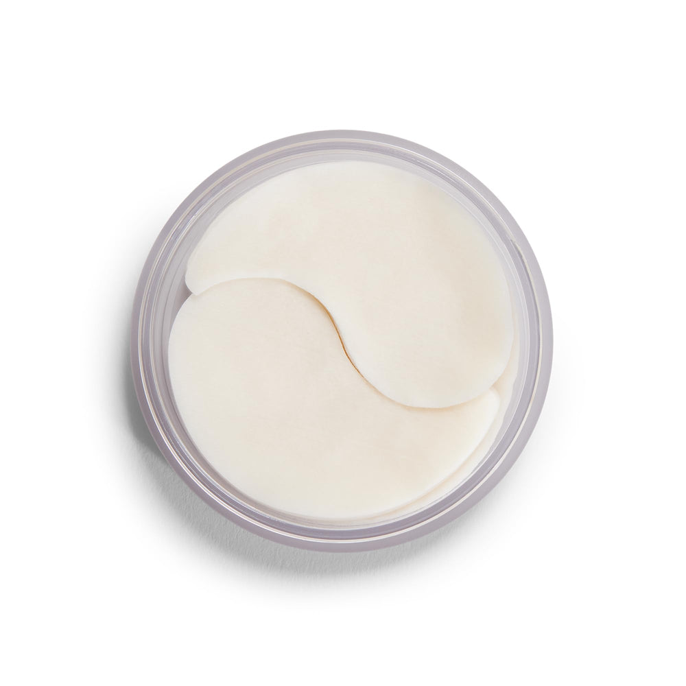 Goop Beauty Eye Masks sobre ojos hinchados para alivio suave y cómodo.