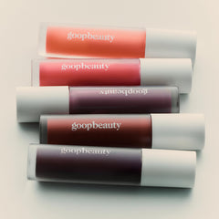 Goop Hydra-Barrier Gel Gloss en tono translúcido realza el color natural.