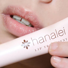 Aplicación de Hanalei Lip Treatment con kukui para labios suavizados.