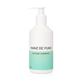 Hanz de Fuko Champú Natural, vertido desde la botella para una limpieza suave.