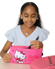Hello Kitty frente con lazo y corazón brinda un toque adorable para bolsos y estuches.